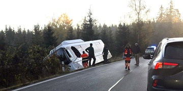 Na namrzlé silnici havaroval autobus s třinácti lidmi