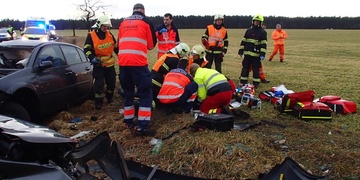 Mladší z řidičů ze včerejší nehody u Nevřeně zemřel