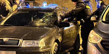 Žena vzala na okna vozu paličku na maso