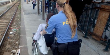 Mladík vozící se na oji tramvaje a invalidní důchodce na vozíku v nouzi