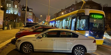 Nepozorný řidič na Slovanech zablokoval tramvaje