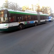 Malé dítě vběhlo přímo před trolejbus