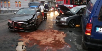 Právě teď - 16:55 vážná dopravní nehoda před klubem Pamela