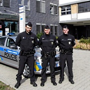 Policisté zachránili z šachty dvouletého chlapce