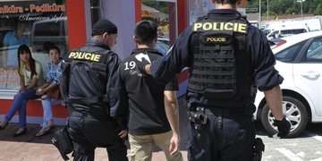 Velká policejní akce na tržnicích přinesla zabavený materiál za 4,5 milionu