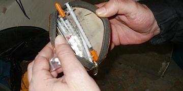 Našel sáčky u popelnice a obsah si píchl do žíly