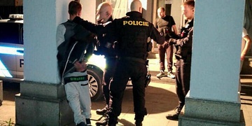 Bitka na ubytovně. Opilý Polák k útoku používal co mu padlo do ruky.