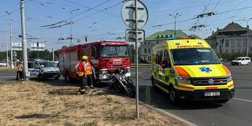 Řidič osobního vozu vytlačil a zranil motorkáře