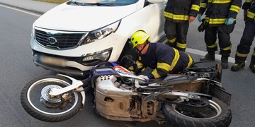 Ranní střet auta s motorkou