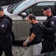 Lékař jednu ženu zavraždil sekyrou, druhou znásilnil a o její vraždu se pokusil