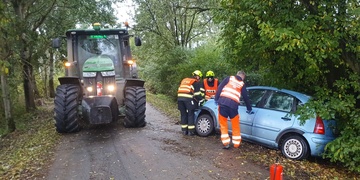 Střet osobního vozu s traktorem