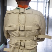 Muž se pokusil pobodat policisty, útok mířil na hlavu, a přesto útočník vyvázne bez trestu