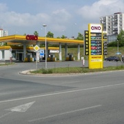 Mladík napadl obsluhu benzínky a zlomil jí nos