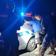 Vyhrůžky, napadání a nakonec zdemolované auto