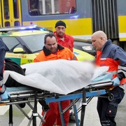 Tramvaj vláčela dvanáctiletou dívenku více než sto metrů - policisté hledají svědky události