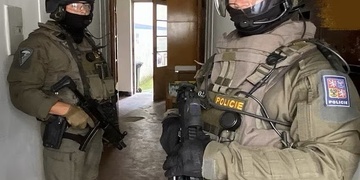 Psychicky nemocná žena vytáhla na záchranáře a policisty pistoli