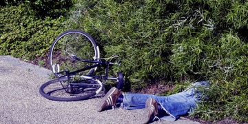 Opilý, skoro sedmdesátiletý senior, havaroval na kole