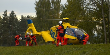 Dítě jedoucí na motocyklu spadlo ze srázu a těžce se zranilo