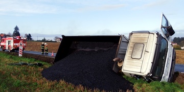 Náklaďák s asfaltem se převrátil do pole