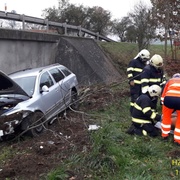Auto sjelo mimo most