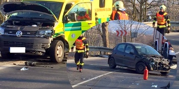 V protisměru čelně naboural sanitku, na místě tři zranění