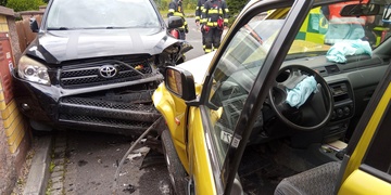 Řidič náhle přejel do protisměru, kde narazil do zaparkovaného vozu