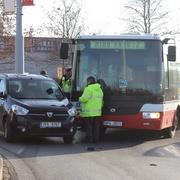 Řidič vjel autobusu přímo do cesty