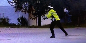 Záměrně najel do policisty a pak ujel
