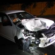 Mladý řidič v Plzni čelně narazil do stromu