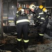 Při požáru bytu byla zraněna žena a dítě