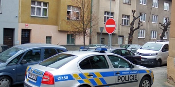 "Prosím pomozte mi!" napsal muž za okno