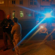 „Zkurvení cizinci!“ řval muž, rozmlátil výlohu a pak se popral i s policií