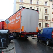 Další kamion ucpal úzkou ulici a poškodil zaparkovaná auta
