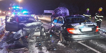 Čelní střet vozů na namrzlé silnici