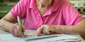 Pohotová bankovní úřednice zabránila okradení neslyšící seniorky