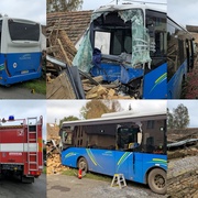 Autobus najel do stodoly, která se po nárazu zřítila
