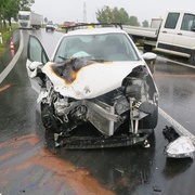Po střetu s dodávkou začal osobní vůz hořet