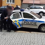 Mladý cizinec ukopal seniora v obchodním domě
