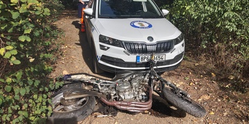 Zfetovaného motorkáře zastavila až namířená pistole