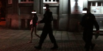 Silně opilá žena nabourala na parkovišti jiné vozidlo a z místa nehody ujela