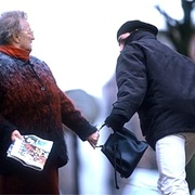 Seniorce odřízl kabelku a zapříčinil její pád
