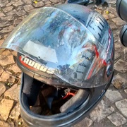 Motorkář najel do plotu a nyní bojuje o život