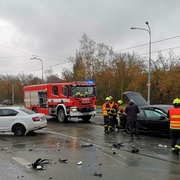 Při střetu vozů byla zraněna žena