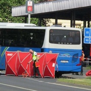 Žena, kterou srazil autobus, bohužel i přes veškerou snahu lékařů zemřela