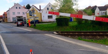 Neznámý řidič prorazil závory v Holýšově a ujel