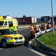 Motorkář v poli, sražený cyklista a střet auta se skútrem