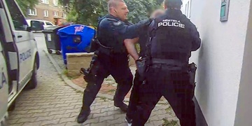 Agresor se neváhal ohnat ani po muži s malým dítětem