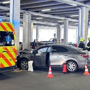 Střet vozu s betonovým sloupem na krytém parkovišti Kauflandu
