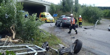 Hyundai vyletěl z dálnice a dopadl až na blízkou silnici. Pro řidičku letěla helikoptéra LZS.