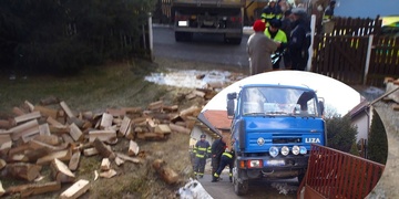 Zdivočelá Liazka si přejela řidiče, přejela silnici a skončila u sousedů